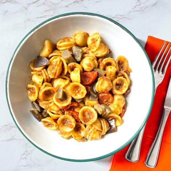 Pâtes Orecchiette au pesto de tomates séchées, aubergines, tomates confites et câpres - 330 g.