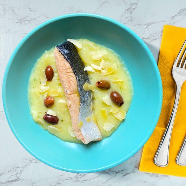 Gestoomde zalm met roomaardappelen, peterselie, olijven en amandelen - 330 g.