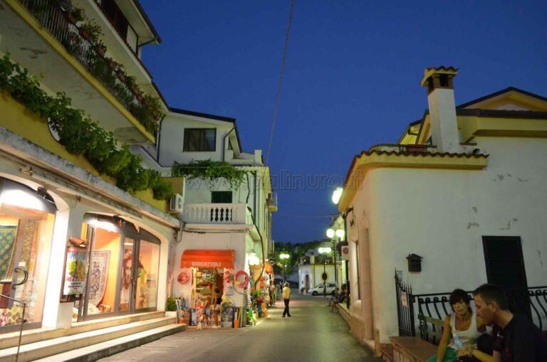 J-MOMO arrives in Palinuro and chooses the shopping street
